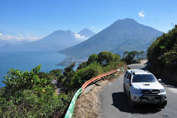 O incrível visual da Laguna Atitlán e seus três vulcões! (em San Marcos La Laguna, na Guatemala)